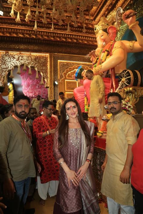 Watch: Vicky Kaushal seeks blessings at Lalbaugcha Raja - India Today