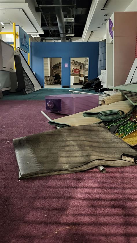 Source Mall located in Westbury, NY ・ popular.pics ・ Viewer for Reddit