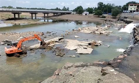 கொடிவேரி அணையில் வெள்ளத்தில் அடித்து செல்லப்பட்ட கான்கிரீட் தளம் ...