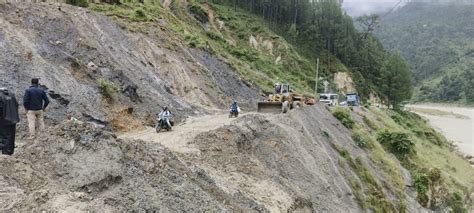 Landslide blocks Uttarkashi-Gangnani road near Netala, traffic ...