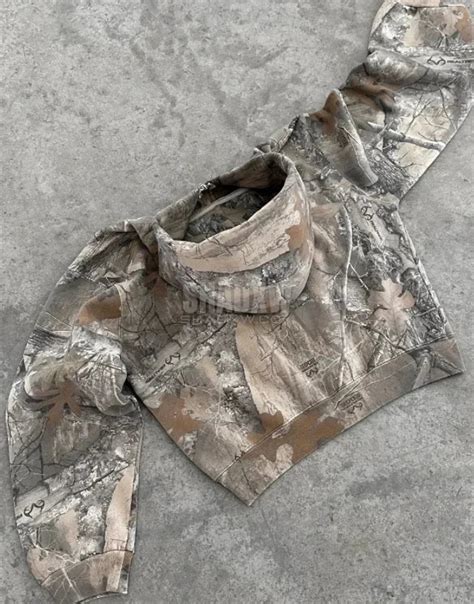 https://techwear-outfits.com/cdn/shop/files/streetwear-camo-hoodie-techwear-890.webp?v=1732000143&width=700