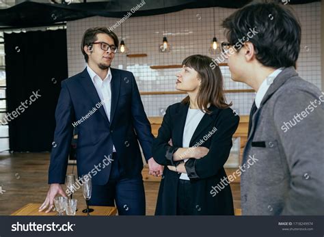 Business People Standing 的图像结果