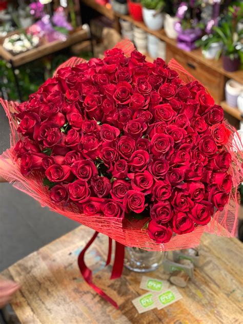 2028 - Big Love - Huge bouquet of 100 and more long stem red roses ...