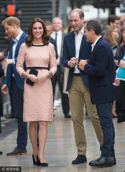 英国凯特王妃出席活动 获小女孩献花（组图）|东方|凯特王妃|献花_新浪新闻