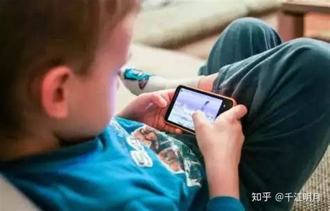 孩子假期玩手机上瘾，很多家长错在于“严防”，5招让他学会自律|手机|玩手机|上瘾_新浪新闻