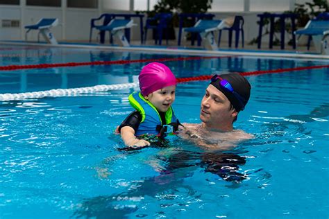 Child Swimming 的图像结果