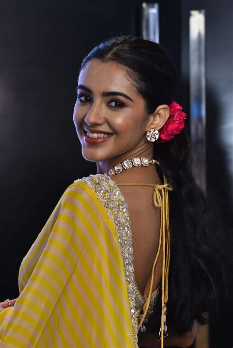 Malvika Sharma : చీరకట్టులో అందాల ఆరబోత చేస్తున్న మాళవిక శర్మ ...