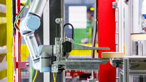 Amazon's Vulcan Robot: Revolutionizing Fulfillment Centers with a Sense of Touch - AITechTrend