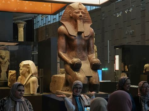 World's largest museum opens in Egypt; Displays Tutankhamun tomb in ...
