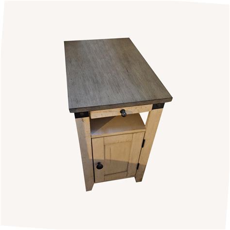 Raymour & Flanigan Dakota End Table - AptDeco