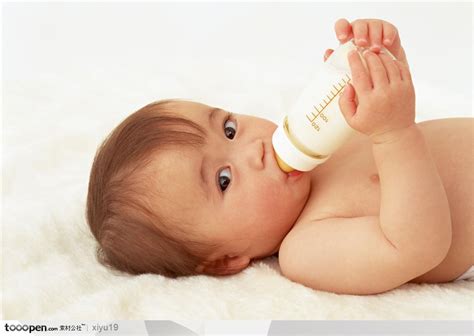 婴儿幼儿-喝奶的幼儿 - 素材公社 tooopen.com