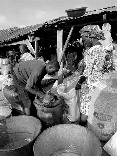 Stock People Walking 的图像结果