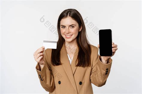 女商人显示移动电话屏幕信贷卡展示应用程序-包图企业站