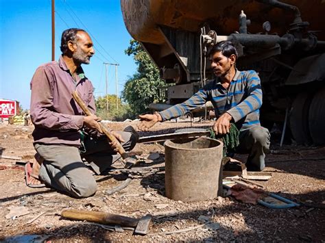 印度维修机械2019年12月在印研修车间 编辑类照片. 图片 包括有 锤击, 油膏, 水泥, 保持, 收集 - 167848541