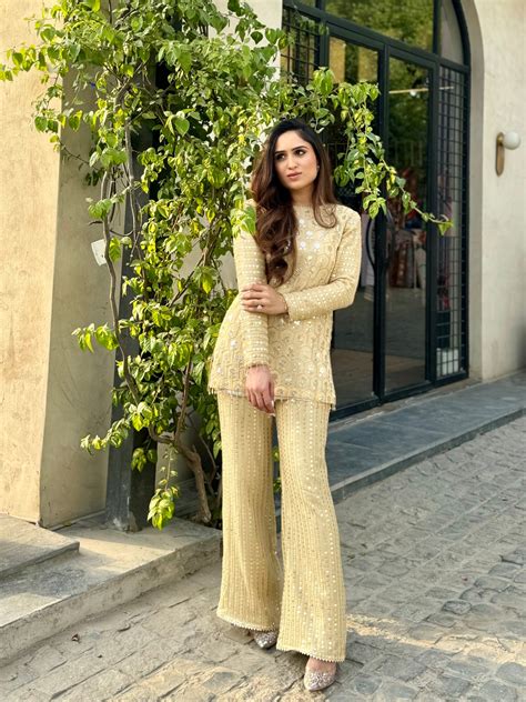 NIKITA VASDEV IN GOLDEN ZARI & SEQUIN COORD SET – evrabynikitakhurana