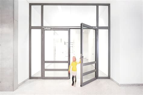 Self-closing doors | GEZE