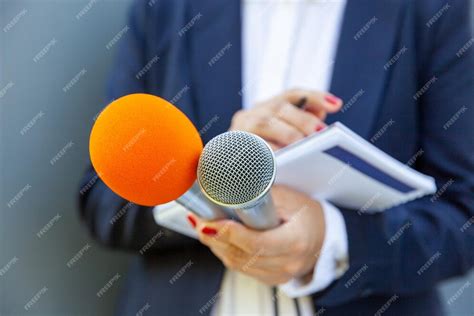 Reporter Taking Notes 的图像结果