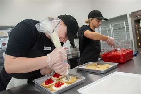 Crumbl Cookies arrives in Sioux Falls, plans future growth here ...