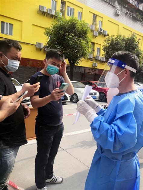 广州抗疫志愿者：“忙完一天衣服能拧出水来”