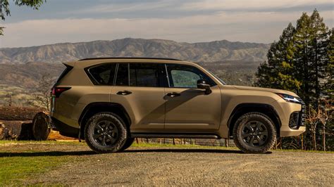 10 Full-Size SUVs That Get Surprisingly Good Fuel Economy