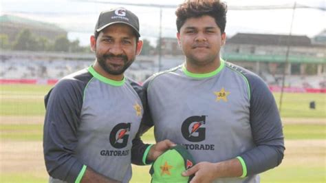 110 किलो के आजम खान ने इंटरनेशनल क्रिकेट में किया डेब्यू, ट्विटर पर ...