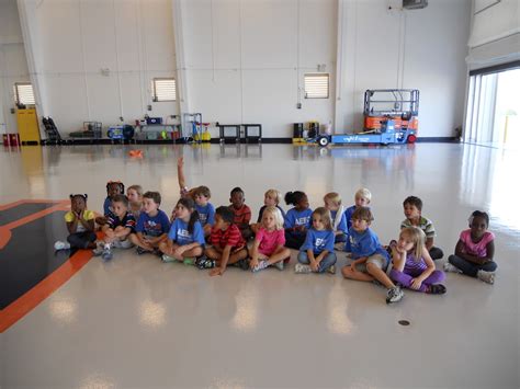 Mrs. Griffies' Kindergarten Class: Auburn University Regional Airport