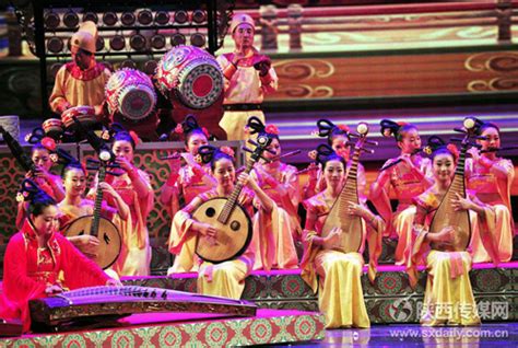 吉首鼓文化节乾州古城开幕 8支中外鼓队“鼓舞世界” - 原创 - 华声文旅 - 华声在线