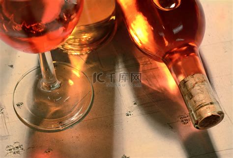 酒瓶和玻璃高清摄影大图-千库网