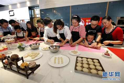 江苏无锡：制作苏式月饼欢度国庆 - 江苏各地 - 中国网•东海资讯