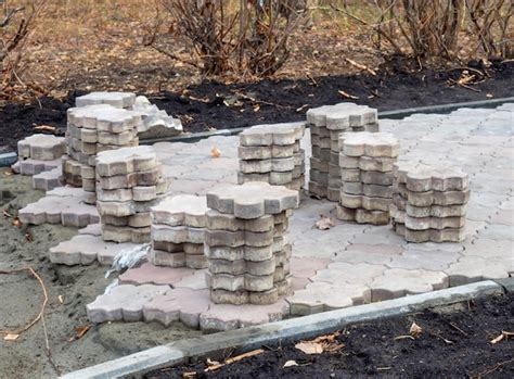 Making Stone Pavement 的图像结果