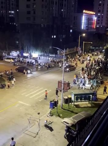 江苏扬州疑似车辆冲撞人群造成多人受伤 官方：事故正在处理中_腾讯新闻