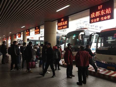 中短途和近郊汽车客运班线迎来高峰 春节前一天自贡汽车客运总站迎来1.3万人次客流 - 封面新闻