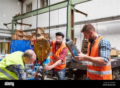 How to Lift Heavy Objects On Production Line 的图像结果