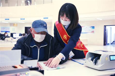 威海市人民政府 今日威海 荣成市：“爱心陪伴”模式让老年人办事不再难