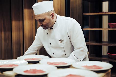 Un Chef de Partie préparant un plat