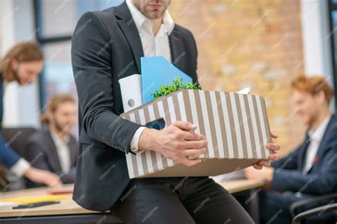 No Face Man in Business Suit 的图像结果