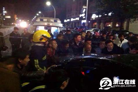 台州女子被卡在车肚子下 30多名市民合力抬车救人-浙江新闻-浙江在线