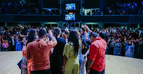 20 People Standing 的图像结果