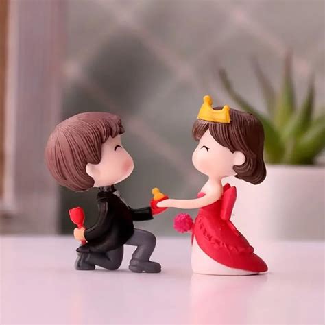 Chocozone Couple Hug Resin Showpiece Couple Miniatures Romantic Gifts ...