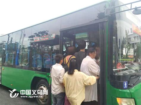 八旬老太突然在杭州一公交车上撒钱！别人帮她捡她还不乐意！为啥？ _杭州网新闻频道