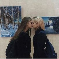 amateur girls kissing groping