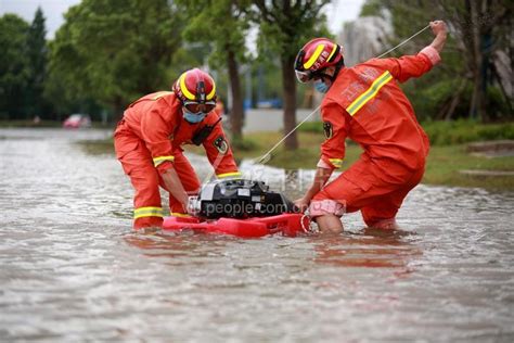 江苏淮安：暴雨引发洪涝灾害 消防员驰援抢险救灾-人民图片网