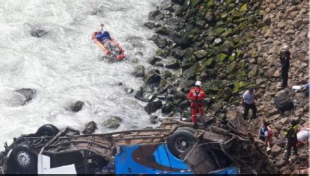 西藏一旅游客车坠崖 已致11死8伤