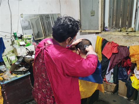 郑州67岁老人坚持三元理发三十年：只要有两只手，就能干活，就能挣钱_腾讯新闻