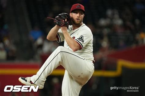 Kelly Secures Record MLB Contract with Diamondbacks