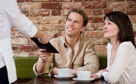 Going on a First Date? Surprise Her With These Thoughtful Gifts Ideal ...