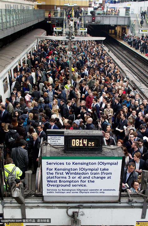 伦敦地铁罢工人满为患 市长淡定与乘客自拍_国际新闻_环球网