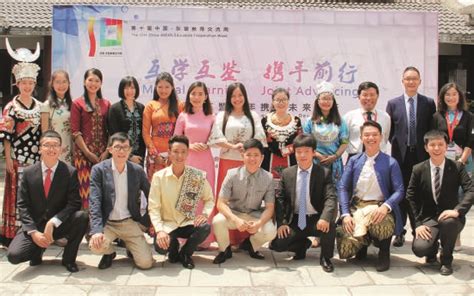 外国留学生热爱学汉语 来华旅游引发学中文兴趣