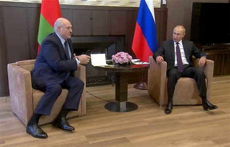普京与卢卡申科在索契长谈共泳 批西方对瑞安客机事件反应过度 - 封面新闻
