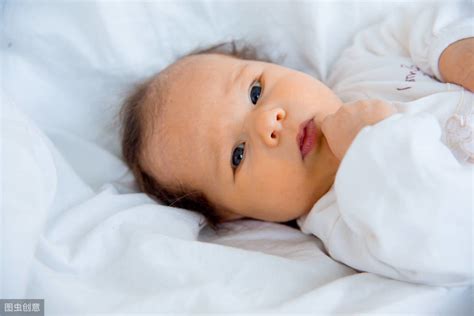婴儿汗多是什么原因引起的（宝宝睡觉时出汗）-幼儿百科-魔术铺